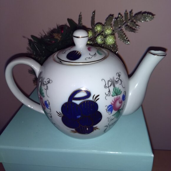 Fine Porcelain Cobalt Tea Pot. - Picture 2 of 6